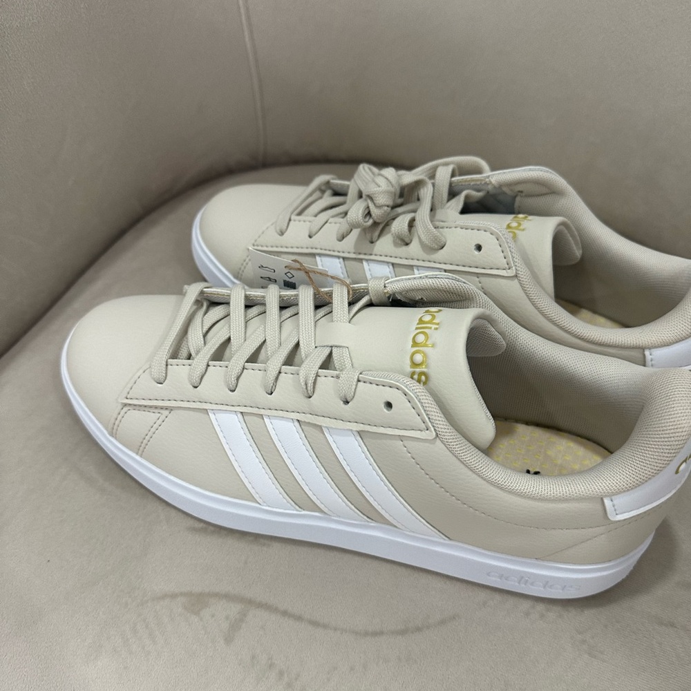 Adidas Grand Court 2.0 Beige and White Sneakers